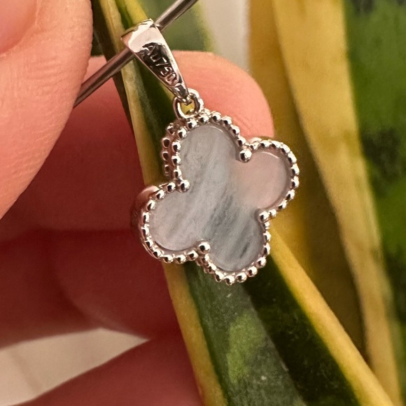 18k Clover Chalcedony Pendant with Japan Slider Chain - Picture 4 of 8